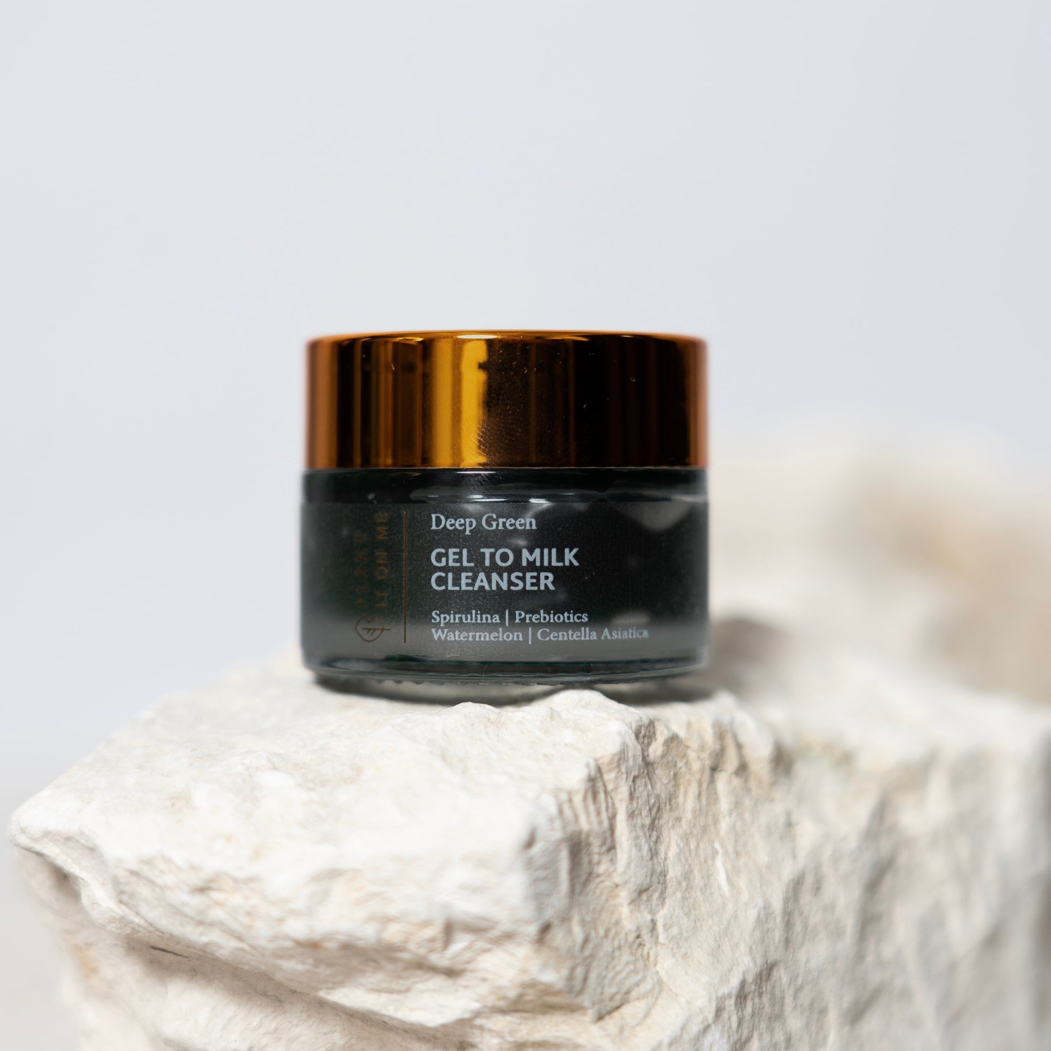Transforming gentle gel to milk cleanser for radiant and smoother skin.   Formulated with prebiotics and marine algae  to effectively remove oil and impurities