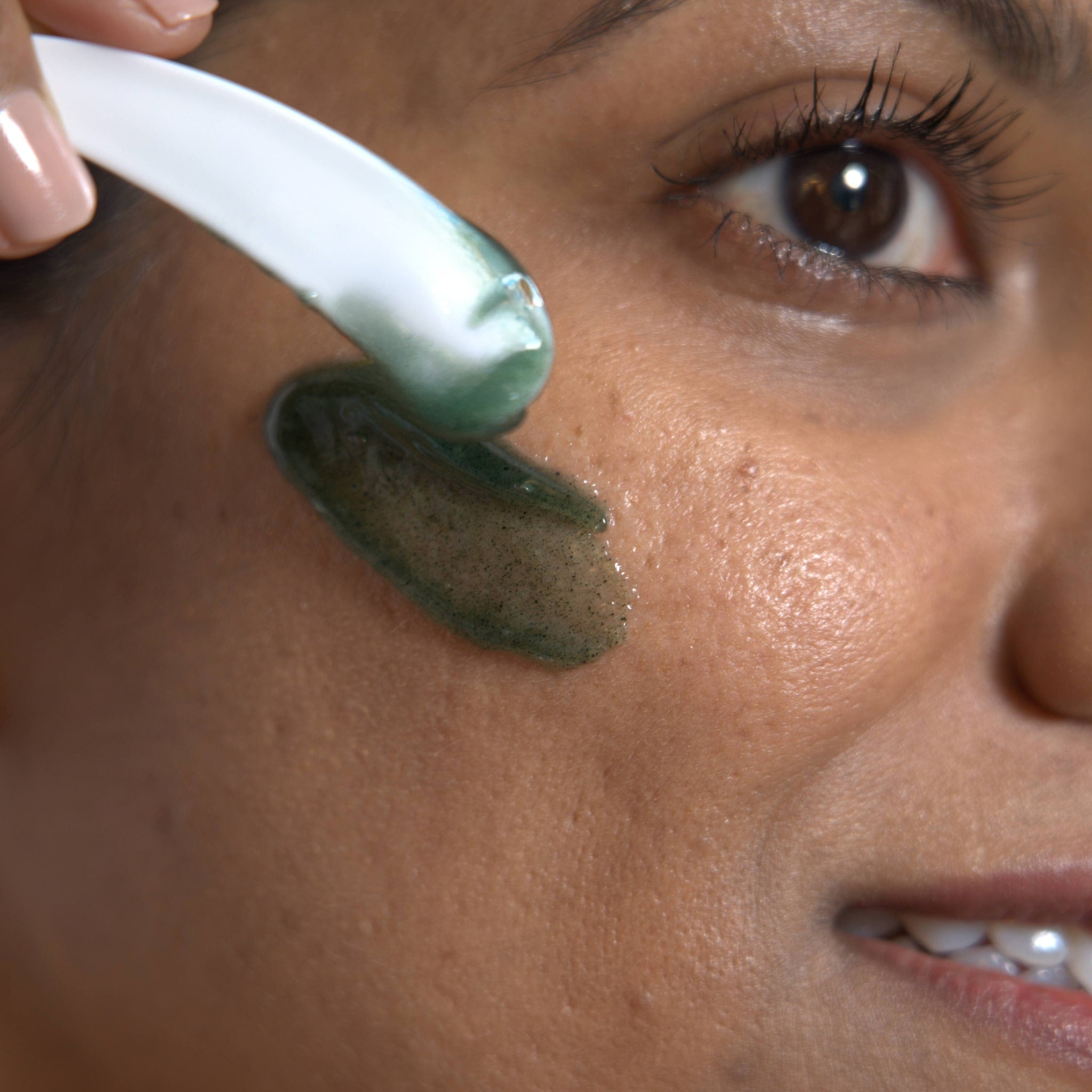 Gel to milk cleanser to balance oily skin.  Enriched with plant extracts and antioxidants this concentrated cleanser delicately breaks down make-up, SPF and debris.